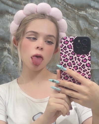 Emi Rouz Nude Leaks